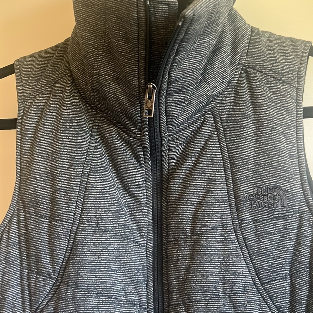 Women's North Face Gray Quilted Vest - Picture 2 of 4